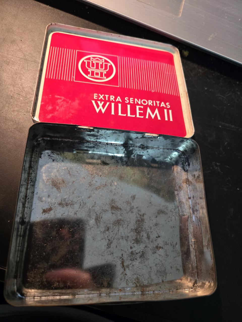 Vintage Willem II sigarenblikje voor 20 "Extra Senoritas" sigaren. Leeg