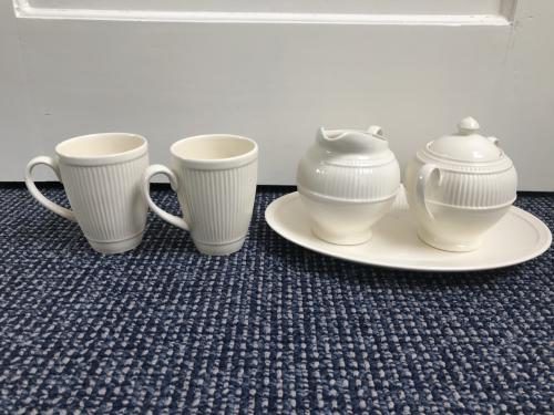 Wedgwood mokken + roomstel