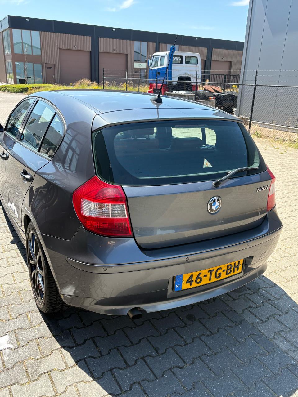 BMW 120i Grijs