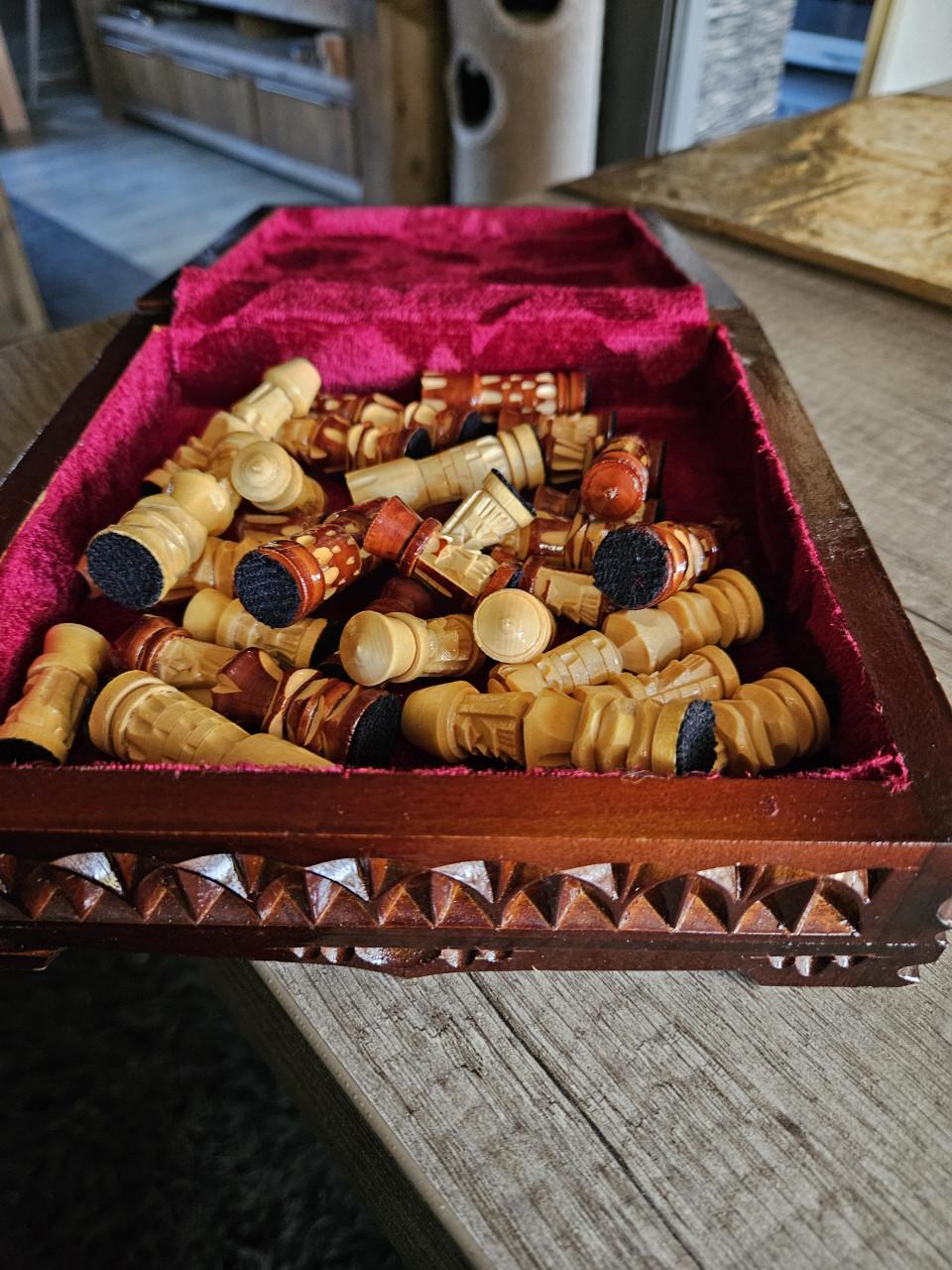 Prachtig handgemaakt houten schaakspel, mooi houtsnijwerk