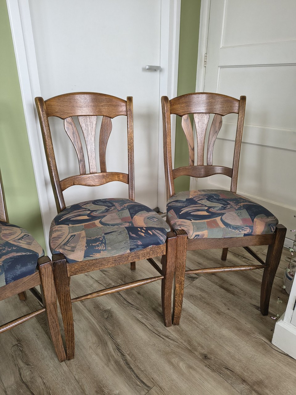 Prachtige donker eiken eetkamerstoelen, nette houten stoelen.