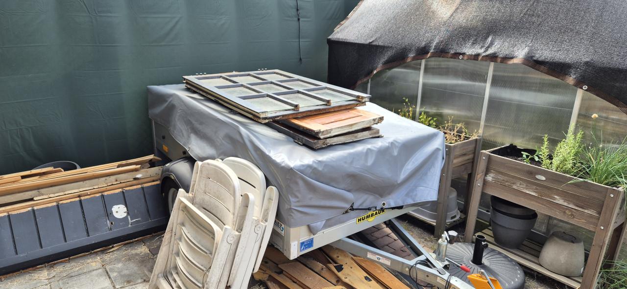 Gratis aangeboden sloophout van tuinhuis