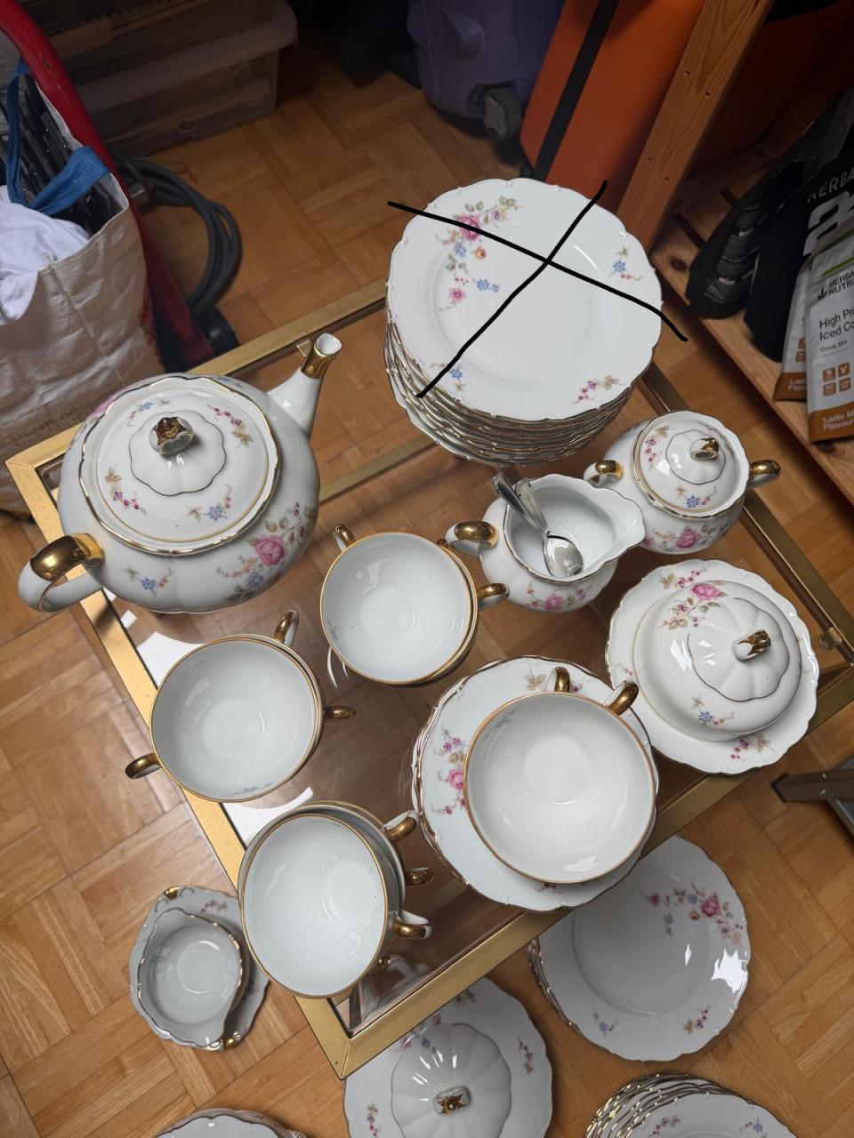 Compleet thee-, ontbijt- en dinerservies met bloemboeketjes