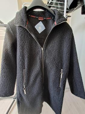 Mooie zwarte voorjaar/najaar jas.