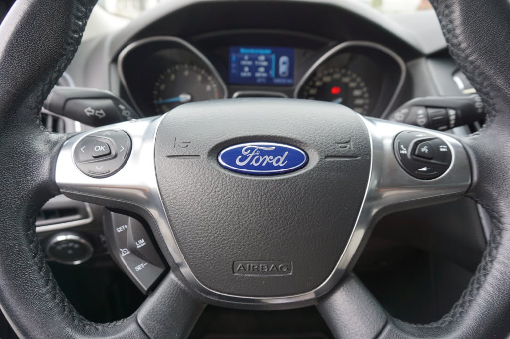 Ford Focus wagon 1.0 ecoboost lease titanium climate / navi / cruise / elek