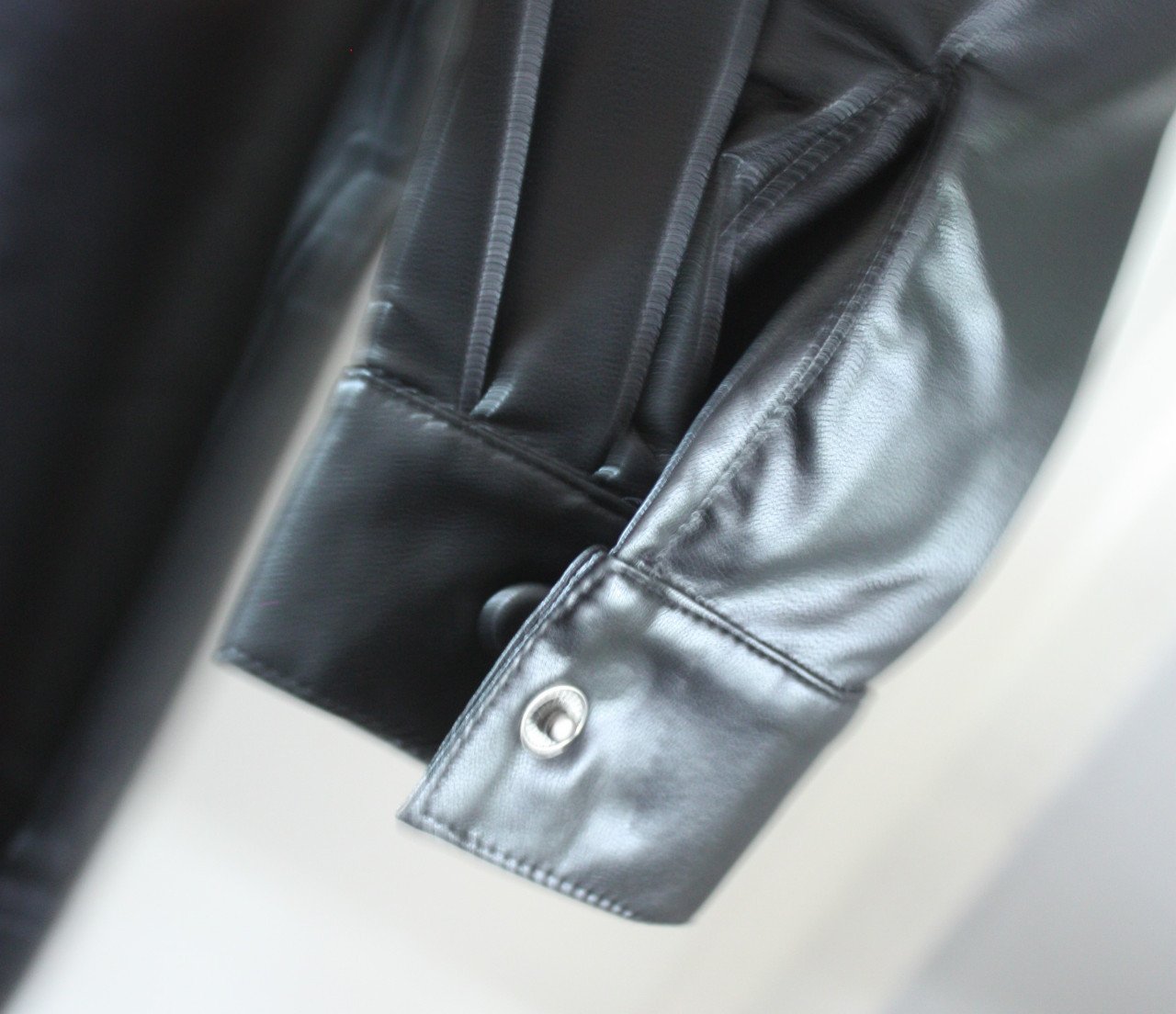 Zwarte lederlookjurk met kraag  met drukknopen maat L