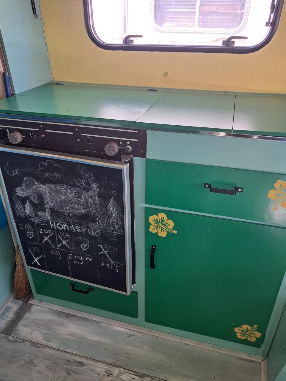 Unieke retro caravan, groen/geel, 4 slaapplaatsen.