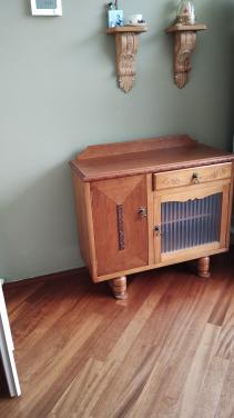 Prachtig vintage eiken kastje met geribbeld glas (art deco stijl)