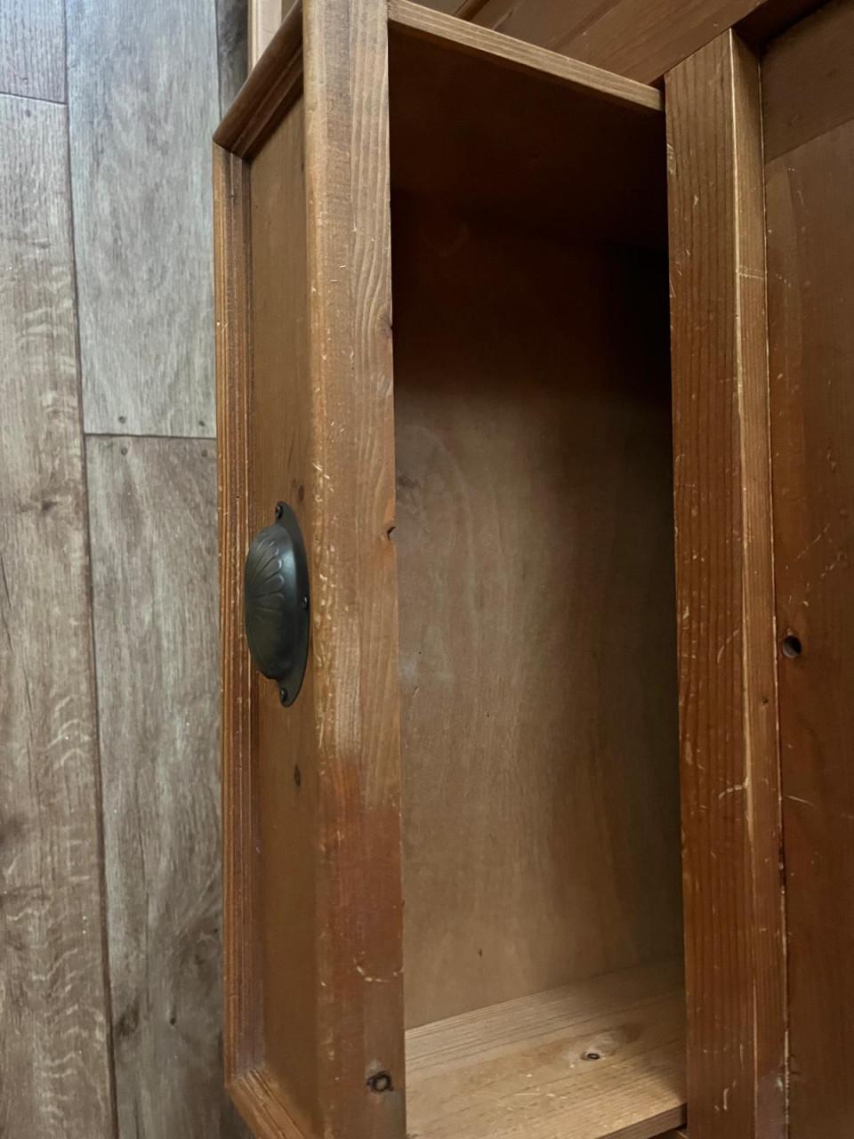 Grenen kast met spiegel 174 breed; 56 diep; 205 hoog