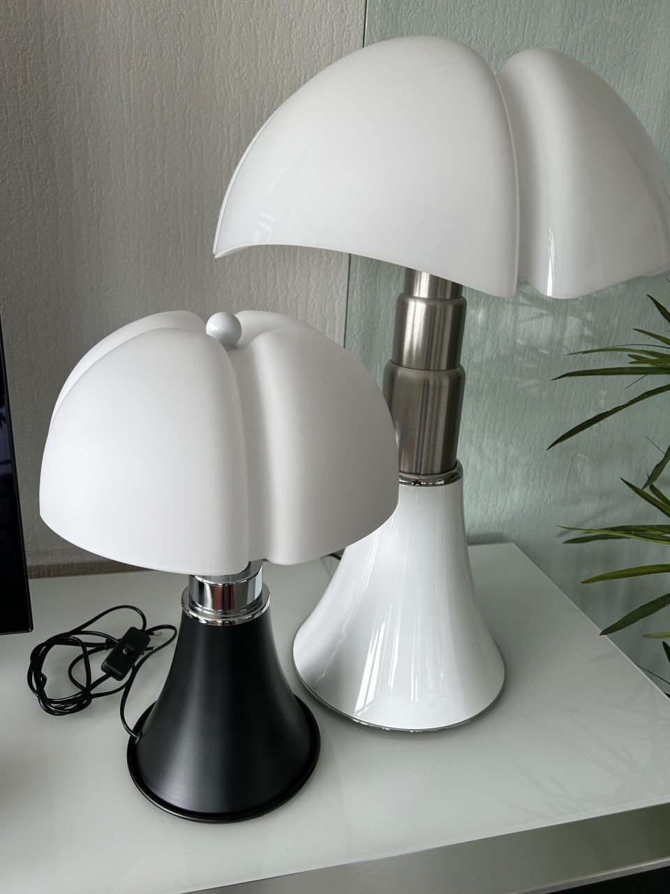 Designer tafellamp met zwarte voet