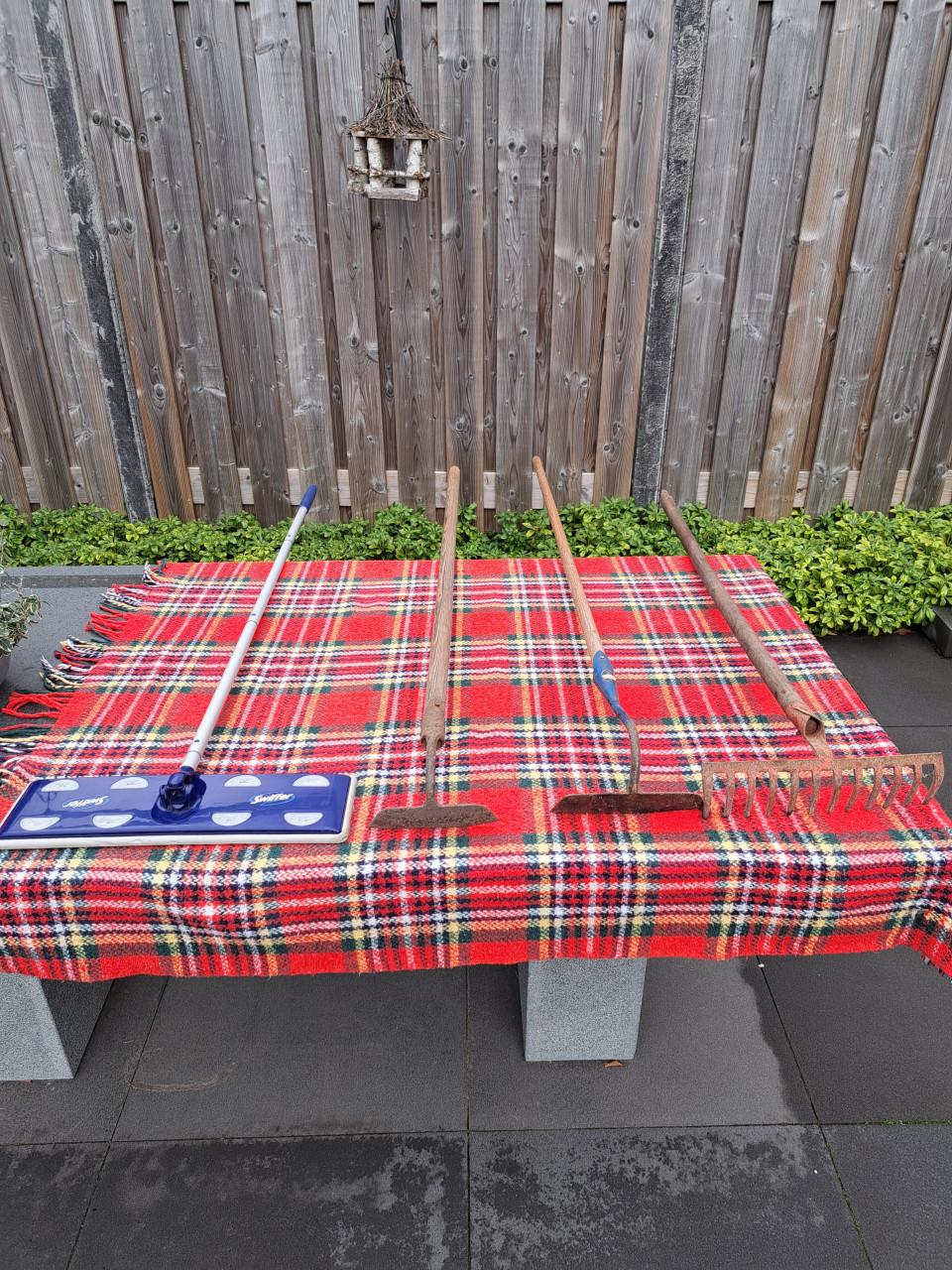 Werk attributen voor binnen en buiten, zoals tuinhak, tuinhark en swiffer.