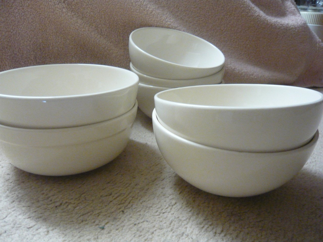 Doos servies, kop en schotels crème.
