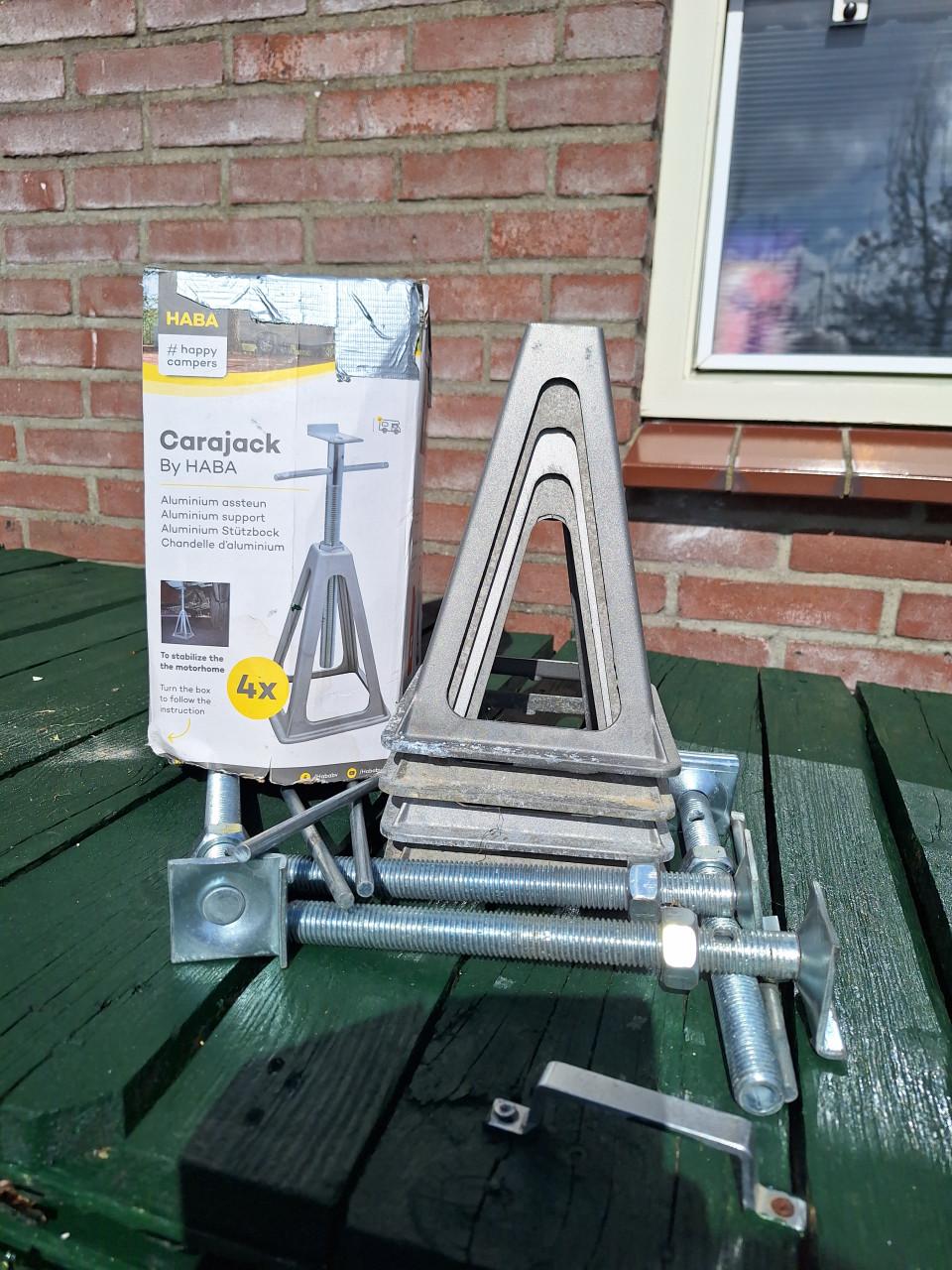 Oprijblokken, stabilisatiesteunen, satelliet schotel