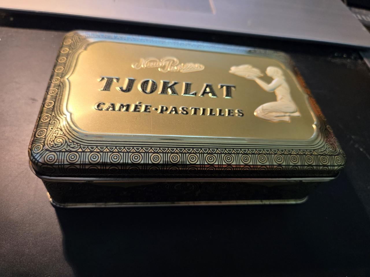 Vintage Tjoklat Camée Pastilles blik uit de jaren 50-70. 17 x 11 x 5 cm.