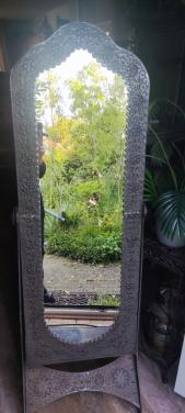 Maleise / Indonesische metalen rand staande pas spiegel 165 hoog kantelbaar