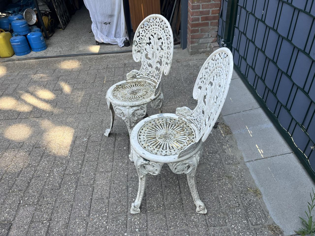 2 sets van 2 gietijzeren Bistrostoeltjes