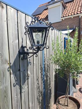 Rijkelijk versierde buitenlamp