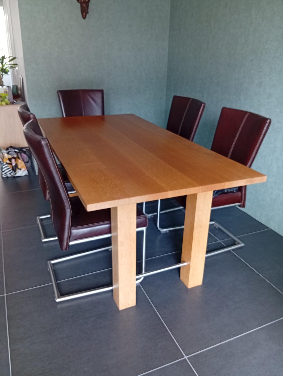 In goede staat eiken eettafel en 6 leren stoelen