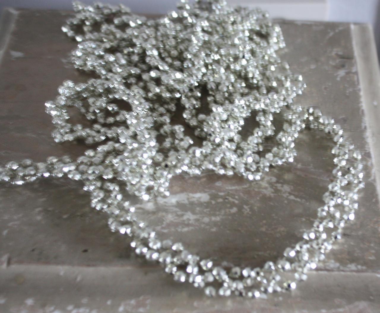 Zilverkleurige slinger met bolletjes