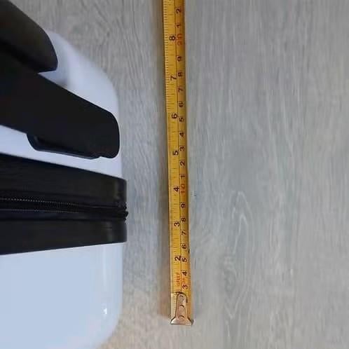 Witte koffer met wieltjes nieuw. Reiskoffer