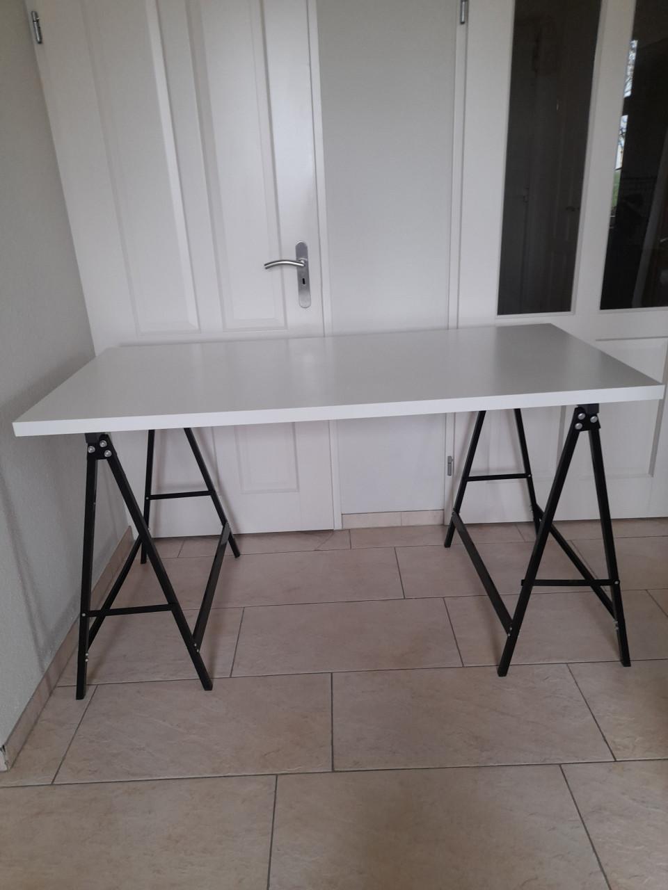 Bureau met schragen (in goede staat ) 150 x 75 x 83.5H
