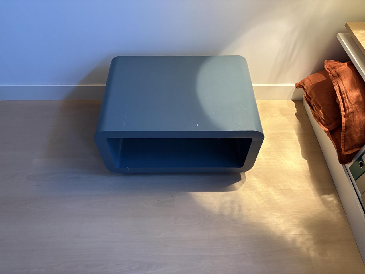 Verschillende kisten en bijzettafels