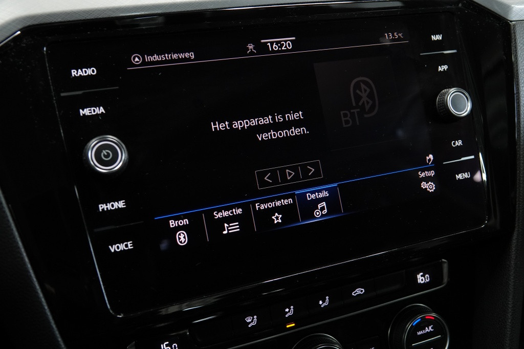 Volkswagen Passat 1.6 tdi | acc | carplay | camera | pdc |