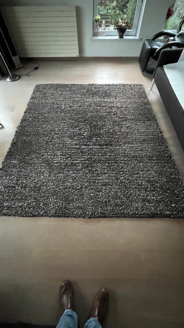 Zwart met wit wollen vloerkleed