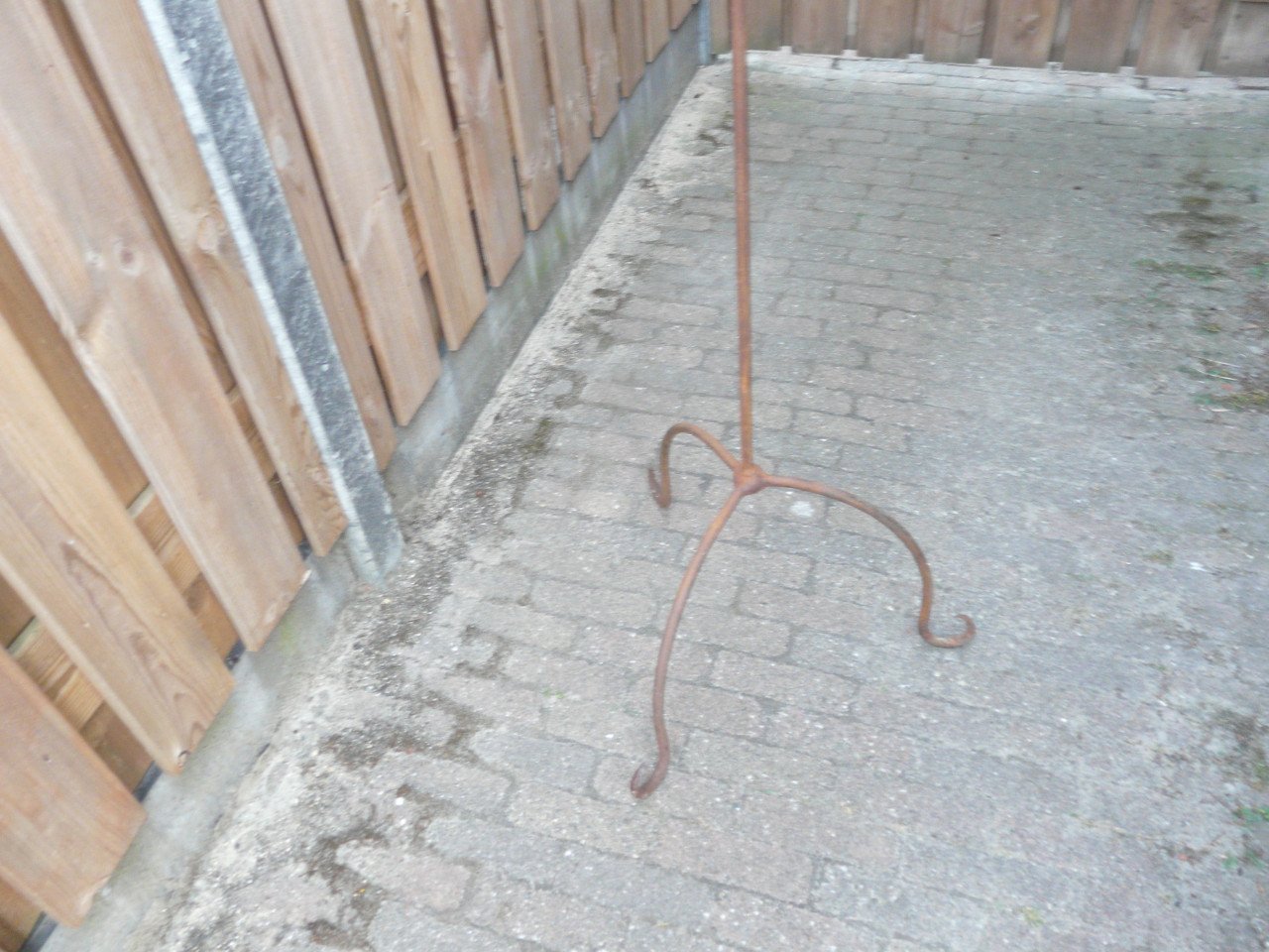 Brocante ijzeren standaard met kaarslantaarn