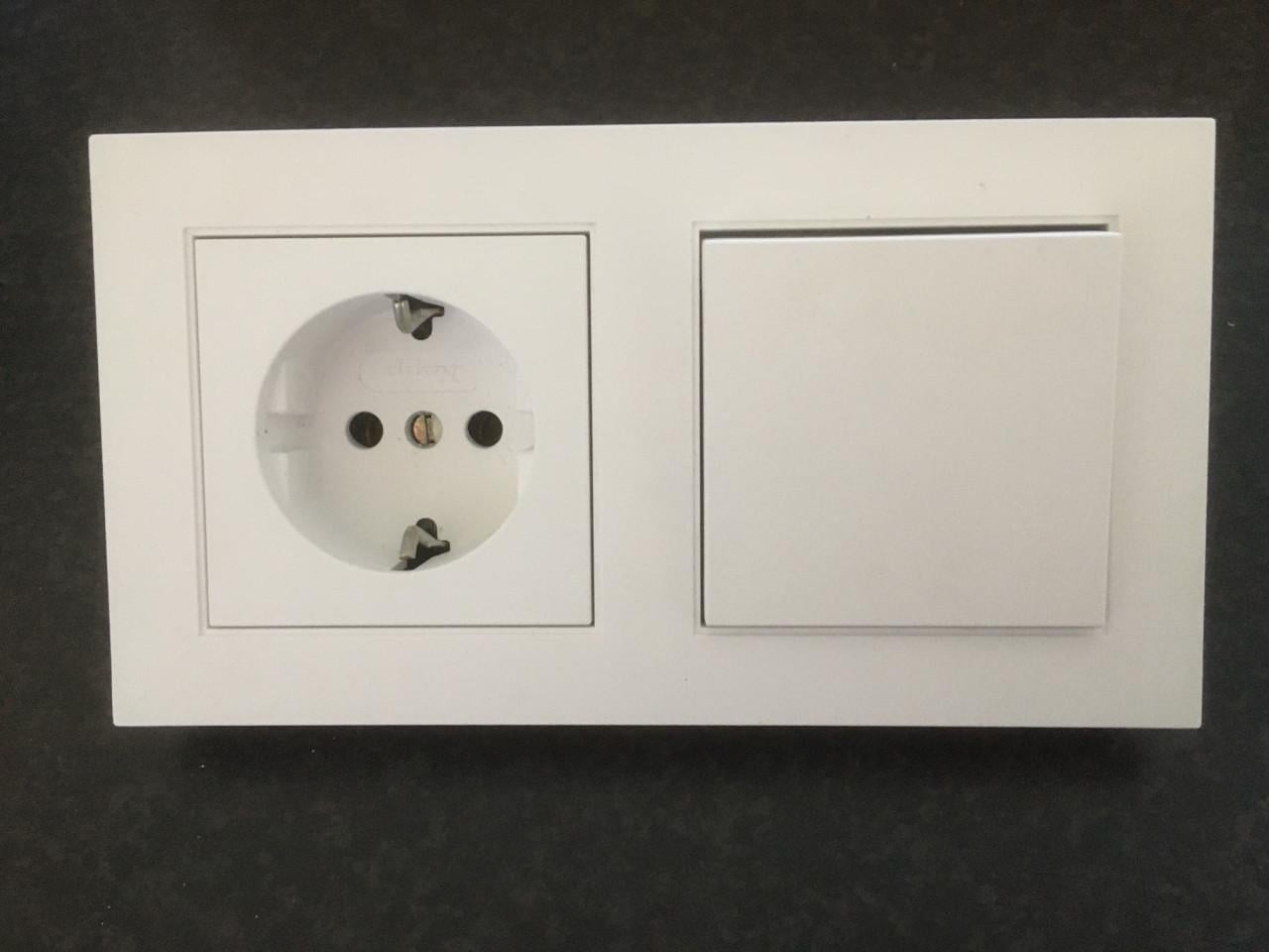 Kopp wandcontactdoos met randaarde, inbouw, met wisselschakelaar