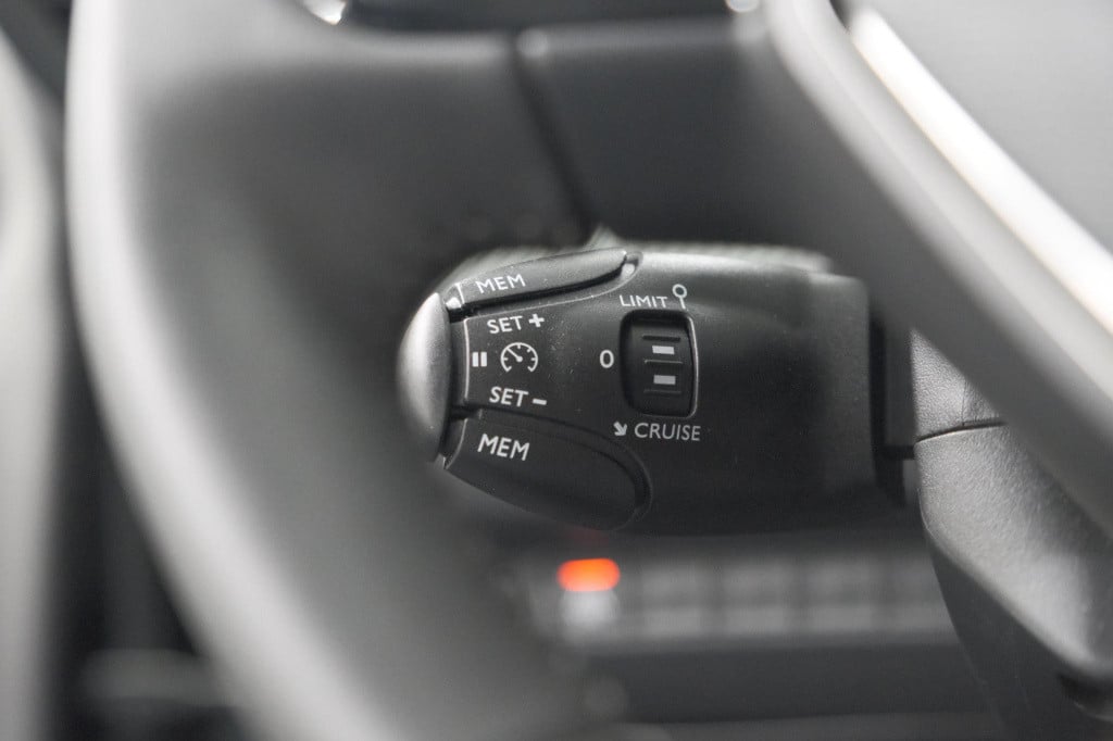 Peugeot 208 puretech 100 allure pack | camera | apple carplay | stoelverwar
