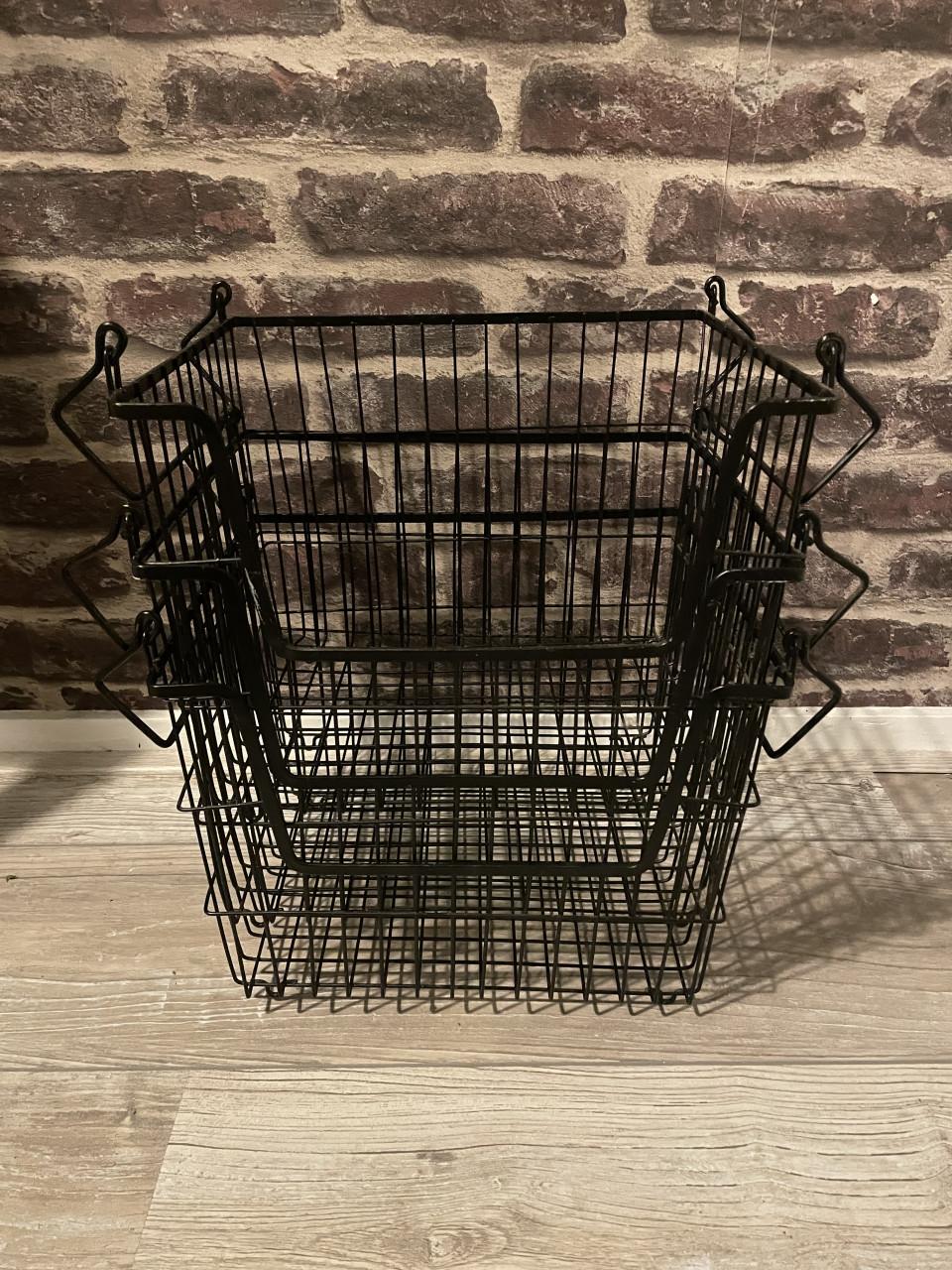 3 Zwarte stapelbare draadmanden