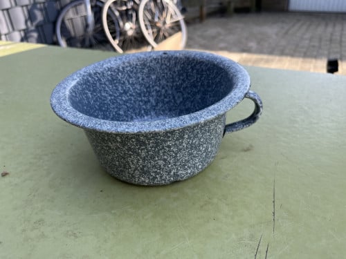 Emaille po grijs gewolkt