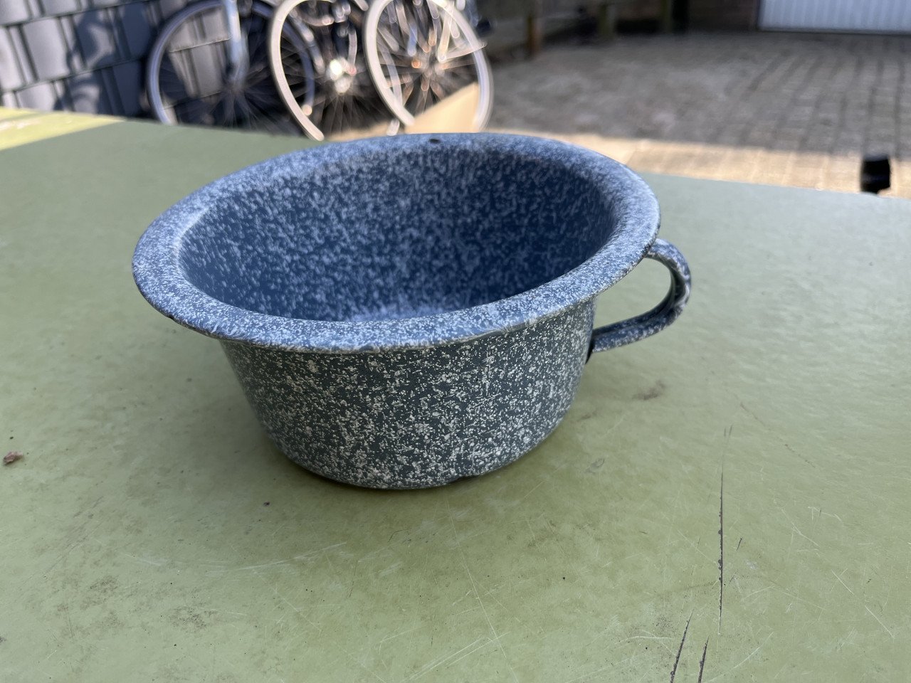 Emaille po grijs gewolkt