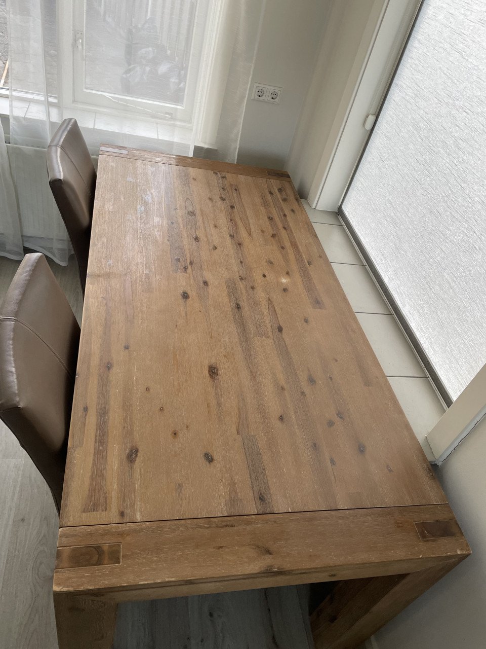 Tafel met 2 stoelen