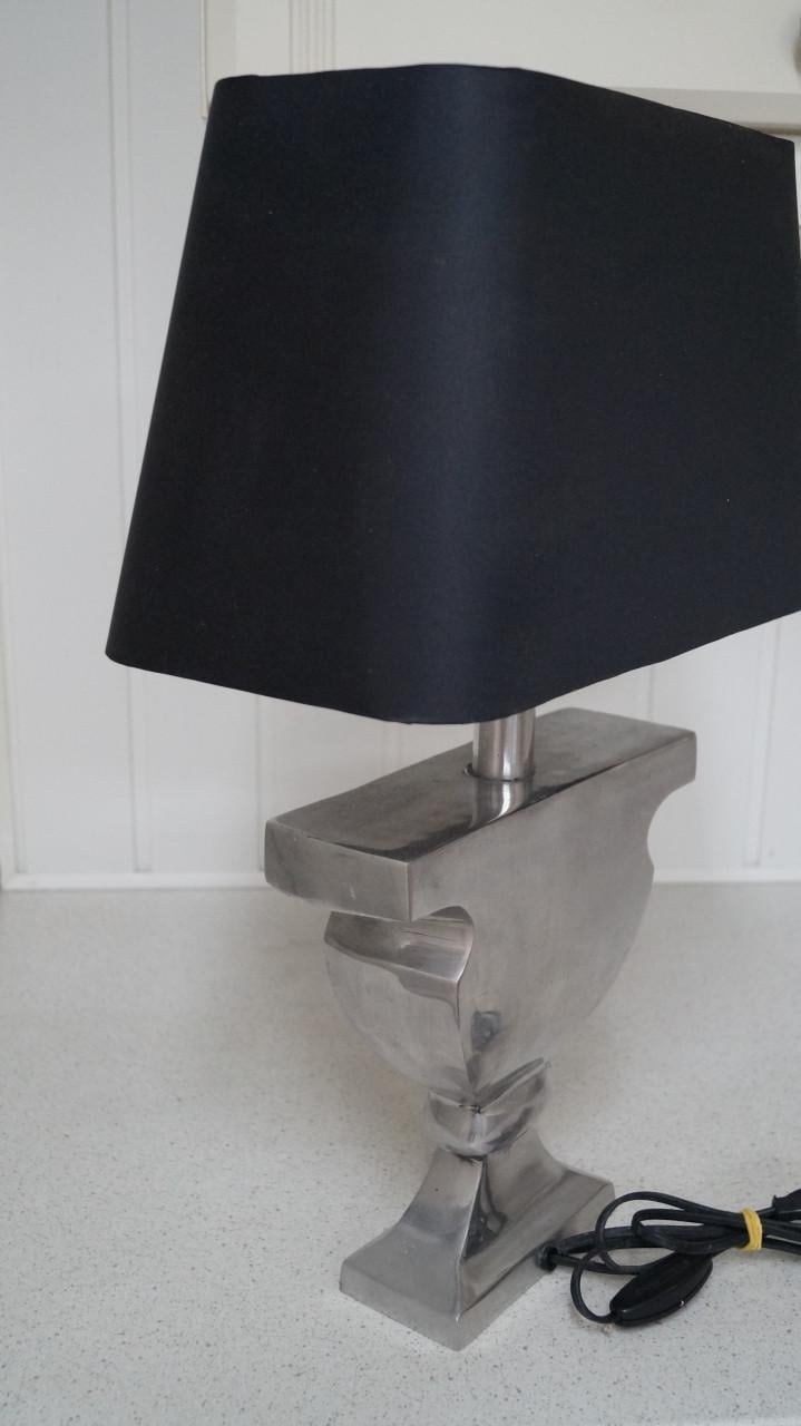 Tafellamp aluminium voet met zwarte kap.