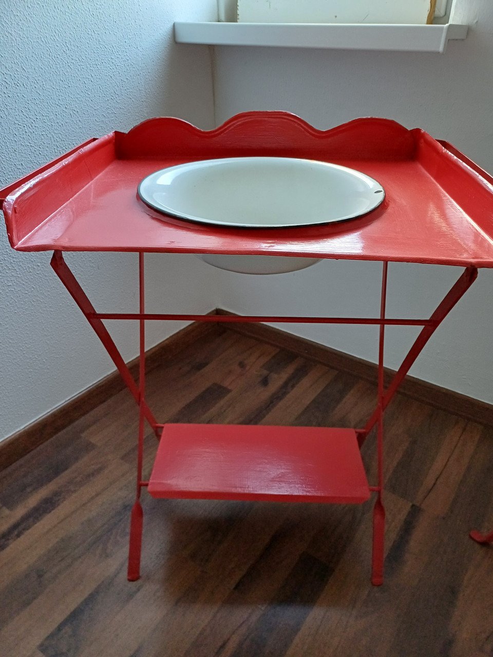 Brocante rood bistrostoeltje met wastafelmeubeltje met kom en los teiltje