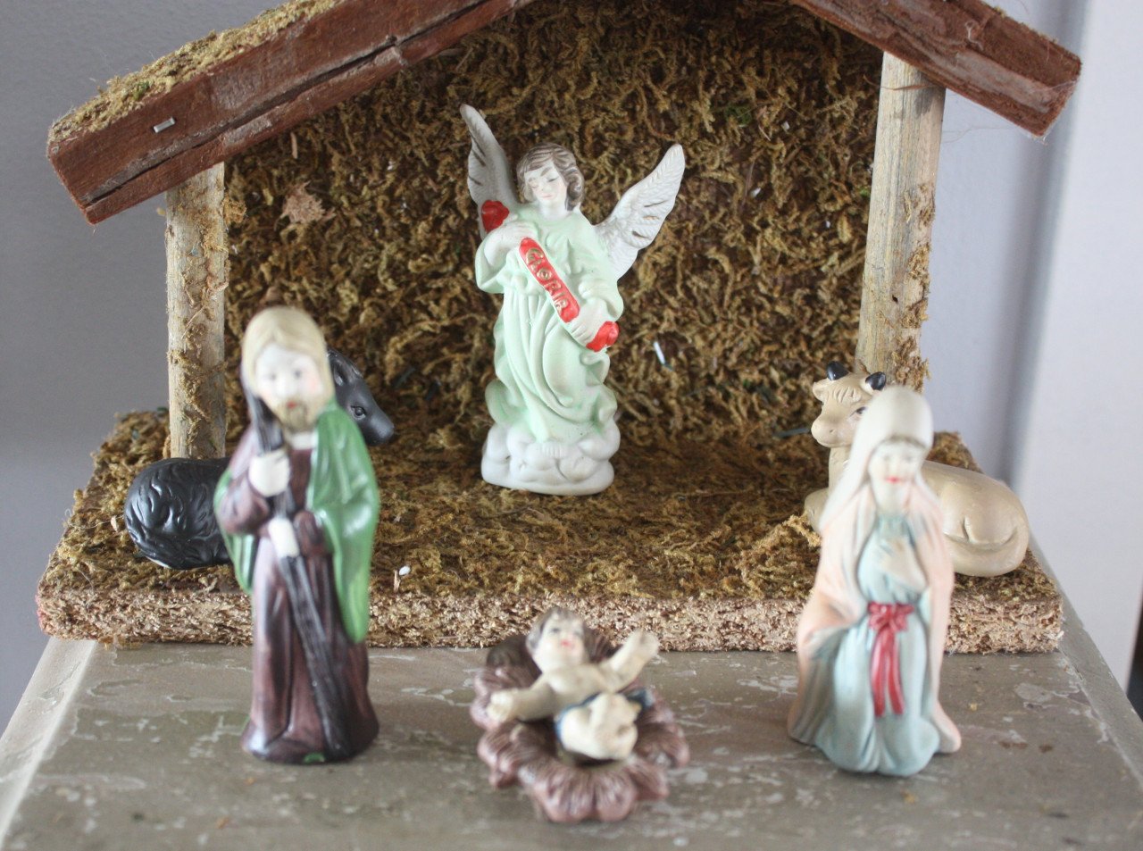 Klein kerststalletje met stenen beeldjes