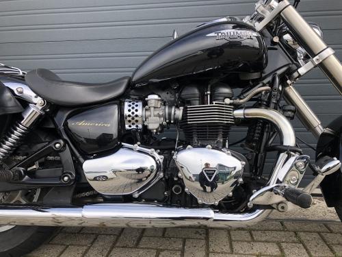 Triumph Bonnenville America uit 2008 met 27 dkm, lederen koffers etc €4250