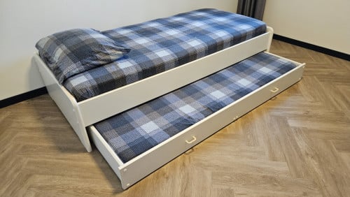 Onderschuif bed ( lade op wielen ) inclusief matrassen