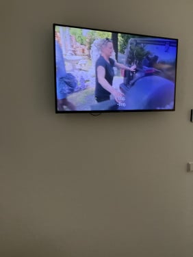 Te koop in goede staat een Samsung kleuren televisie