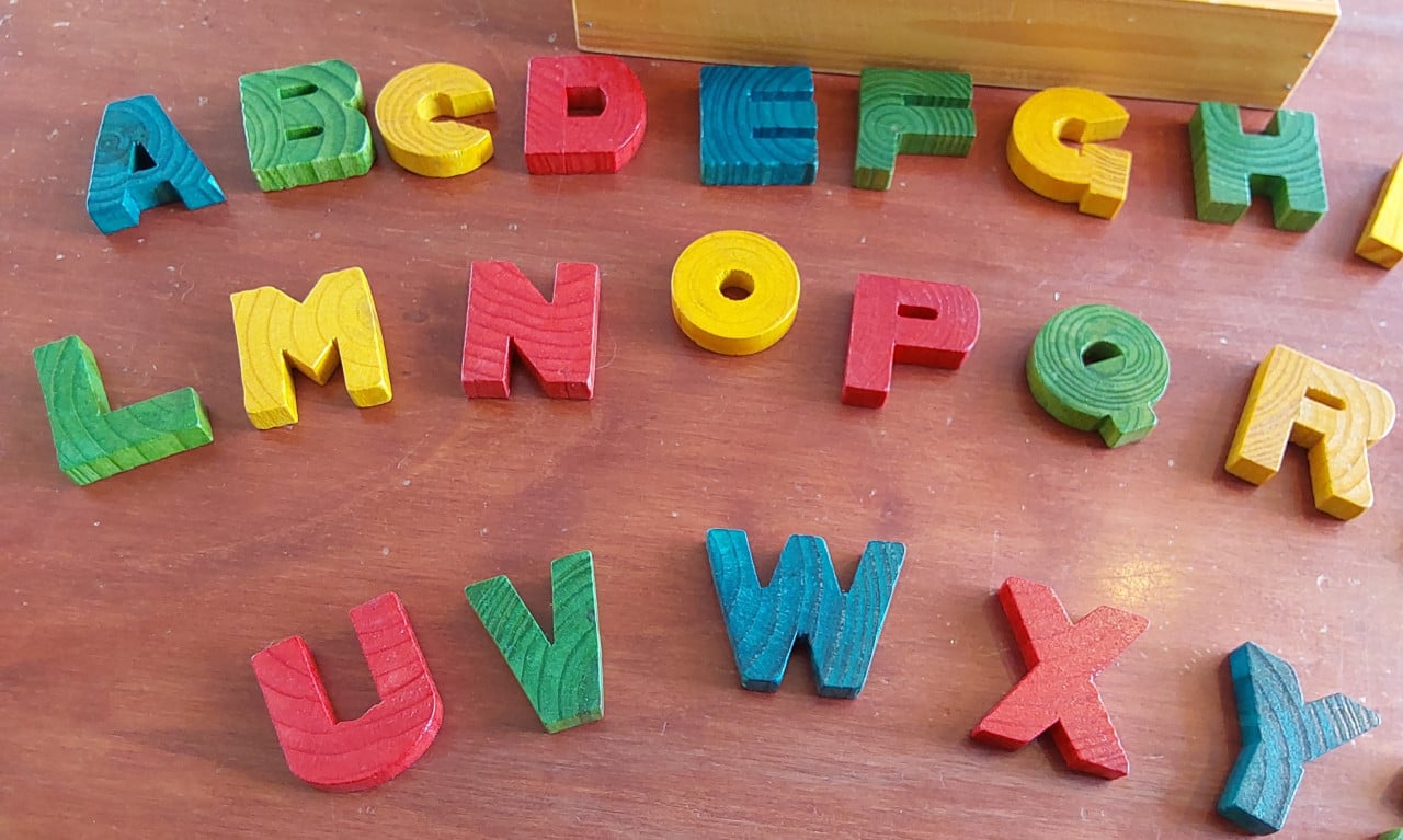 Houten alfabet puzzel met 26 losse houten gekleurde letters