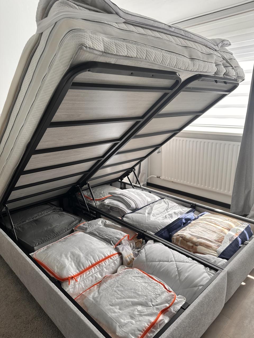 Tweepersoons Boxspring 160x200 is maar 7 Maanden OUd met topper