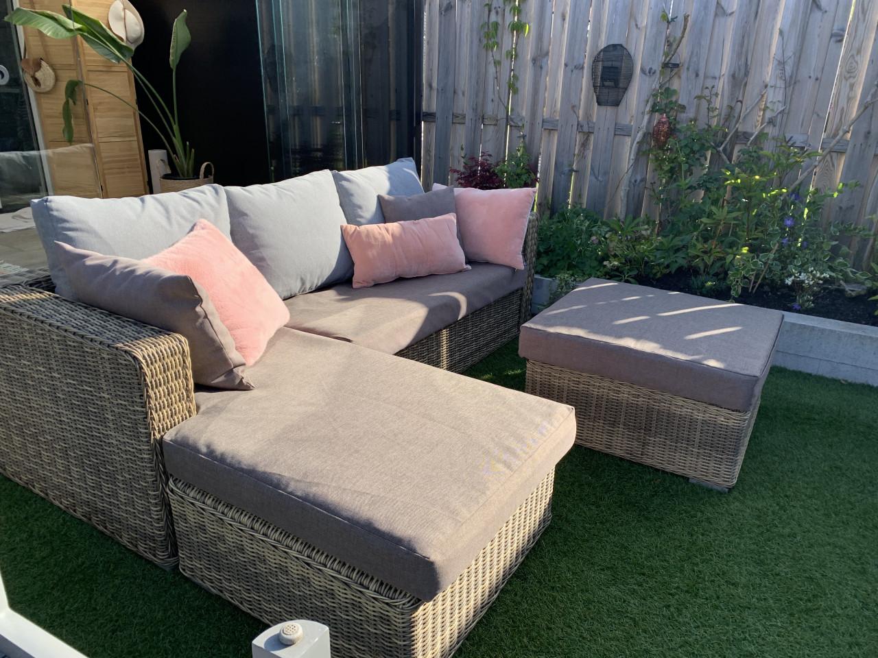 Rieten loungeset, met kussens en tafel.