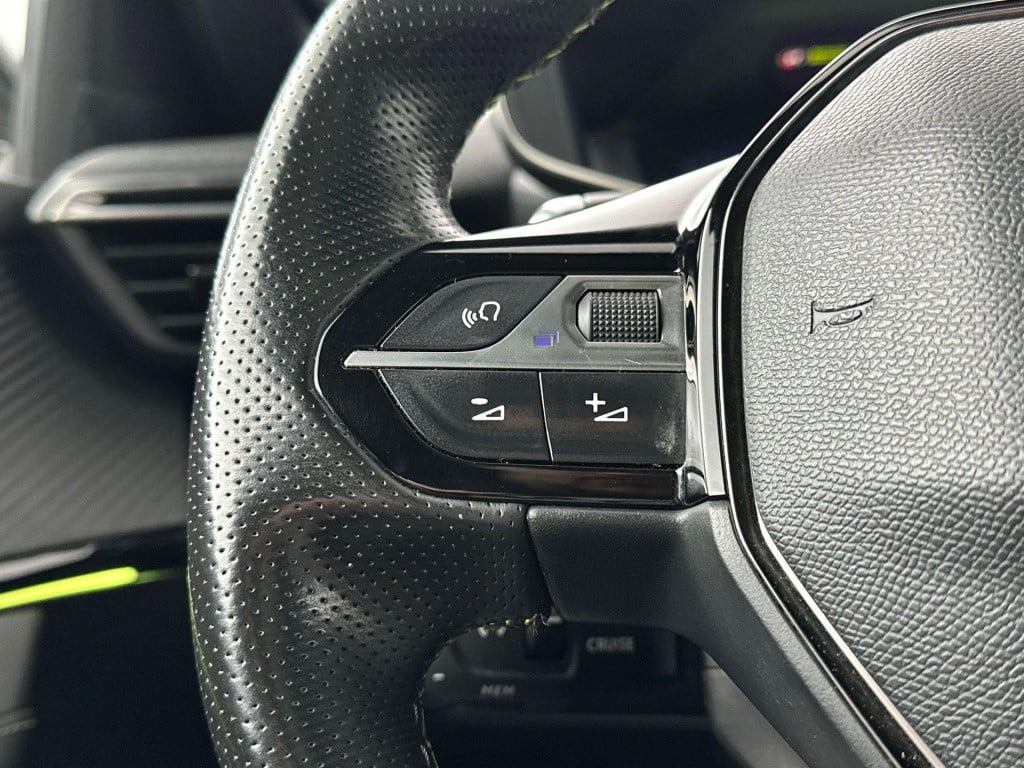 Peugeot 2008 1.2 gt pack | navigatie | alcantara | panoramadak | focal hi-f