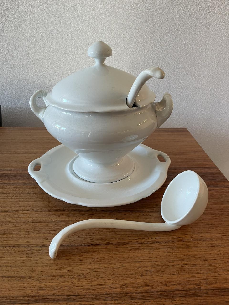 Maastrichts aardewerk Petrus Ragout en Société Céramique Maastricht.