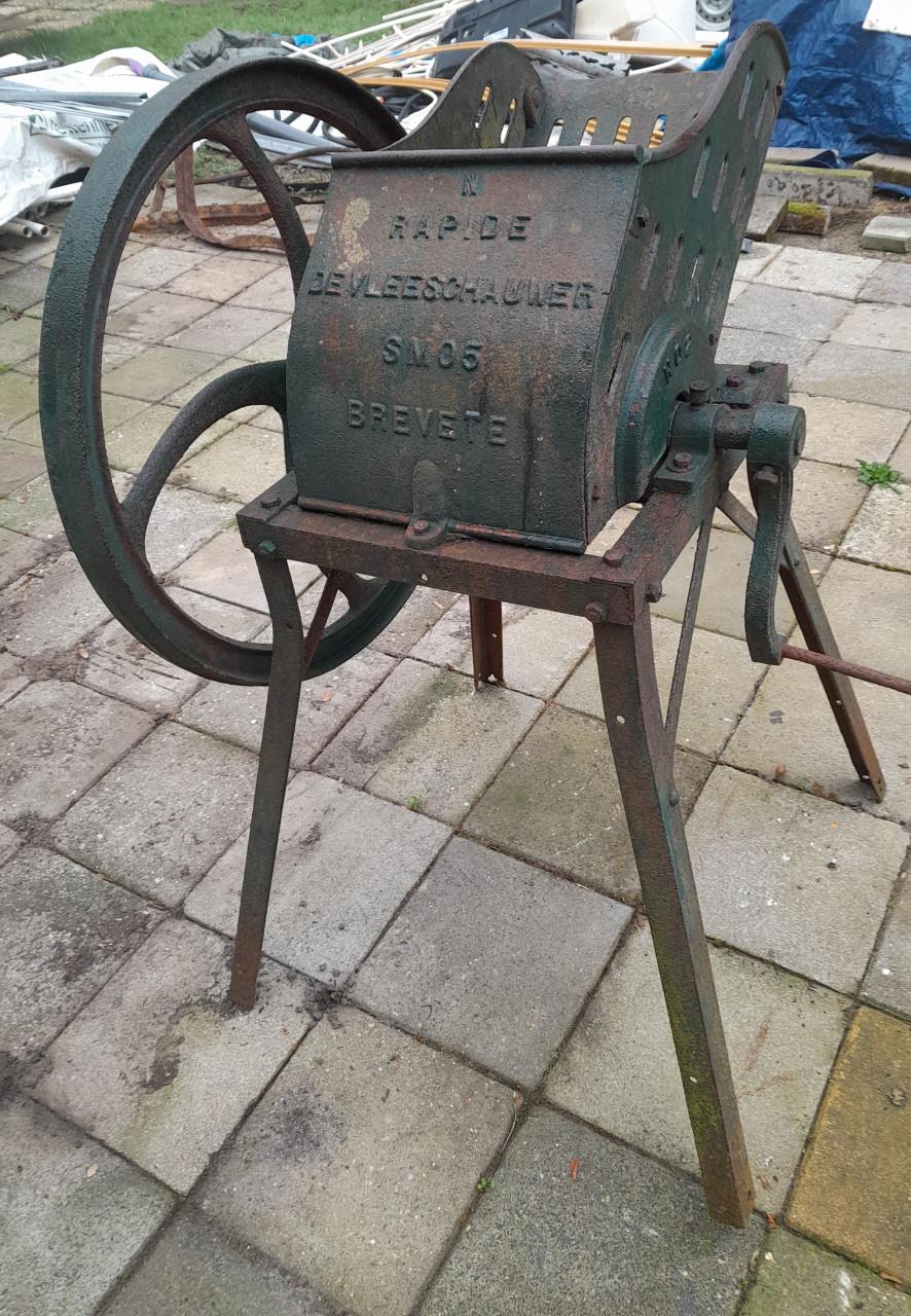 Ouderwetse bietenmolen van de Vleesschouwer