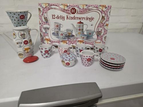 Limited edition douwe egberts kinder servies!