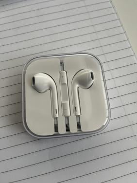 APPLE EARPODS € 15. NIEUW EN NIET GEBRUKT !