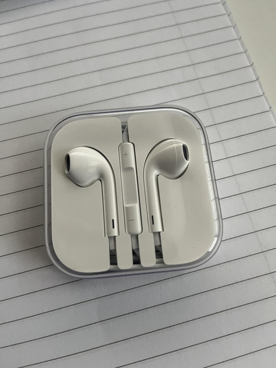 APPLE EARPODS € 15. NIEUW EN NIET GEBRUKT !